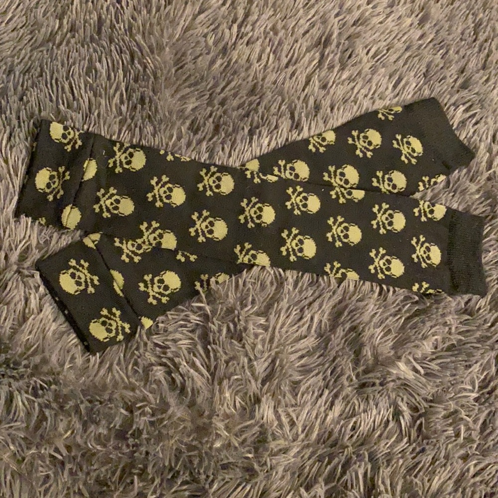 Baby leggings -black with green skulls